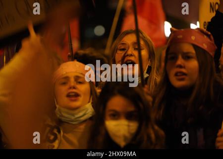 Madrid, Espagne. 08th mars 2022. 8 mars 2022, Madrid, Espagne: Un manifestant est vu avec un symbole féministe peint sur son visage pendant la manifestation.convoquée par l'Union étudiante, des milliers de jeunes étudiantes ont emmenés dans les rues de Madrid pour célébrer la journée de protestation de la Journée internationale de la femme crédit: CORDOON PRESS/Alamy Live News Banque D'Images