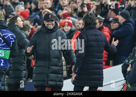 Jürgen Klopp, directeur de Liverpool, accueille l'entraîneur-chef Simone Inzaghi de l'Inter Milan Banque D'Images