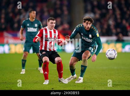 John Fleck (à gauche) de Sheffield United et Matt Crooks de Middlesbrough se battent pour le ballon lors du match du championnat Sky Bet à Bramall Lane, Sheffield. Date de la photo: Mardi 8 mars 2022. Banque D'Images