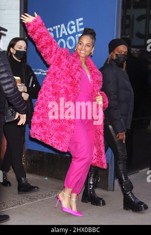 New York, NY, États-Unis. 08th mars 2022. Alicia Keys a vu sortir des studios ABC après une apparition sur Good Morning America faisant la promotion de son nouvel album, Girl on Fire, le 08 mars 2022 à New York. Crédit : RW/Media Punch/Alamy Live News Banque D'Images