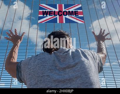 Vue arrière de la femme au contrôle de la barrière avec drapeau britannique. Immigration britannique, politique des visas, Ukraine, Russie conflit réfugié, Brexit, Frontière de l'UE... concept Banque D'Images