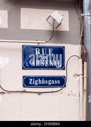 Panneaux de rue bilingues en français et en alsacien, Mulhouse/France Banque D'Images