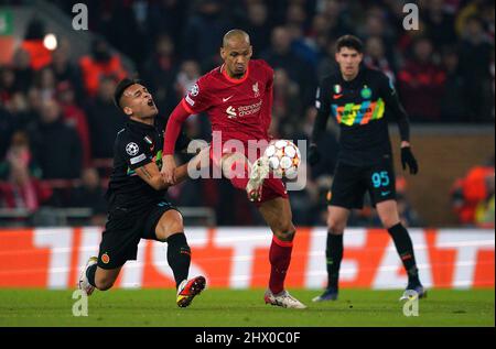 Fabinho de Liverpool et Lautaro Martinez (à gauche) de l'Inter Milan se battent pour le ballon lors de la manche de la Ligue des champions de l'UEFA lors du match de seize secondes à Anfield, Liverpool. Date de la photo: Mardi 8 mars 2022. Banque D'Images