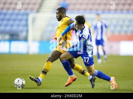 Jamie McGrath de Wigan Athletic (à droite) et David Ajiboye de Sutton United se battent pour le ballon lors du match semi-final Papa John's Trophy au DW Stadium, à Wigan. Date de la photo: Mardi 8 mars 2022. Banque D'Images