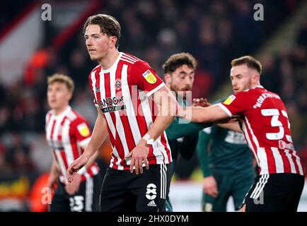 Sander Berge de Sheffield United (à gauche) se prépare pour un virage lors du match du championnat Sky Bet à Bramall Lane, Sheffield. Date de la photo: Mardi 8 mars 2022. Banque D'Images