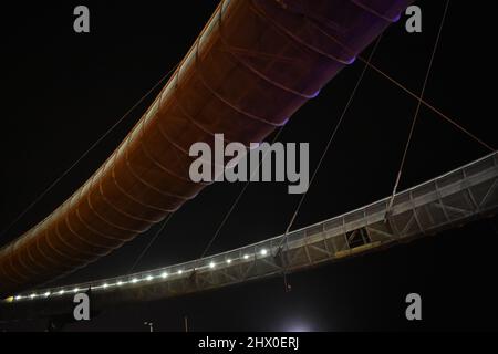 Pont de Pescara de nuit dans les Abruzzes, Italie Banque D'Images