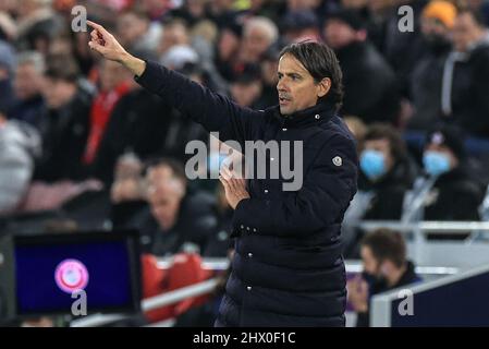 Simone Inzaghi entraîneur-chef de l'Inter Milan donne des instructions à son équipe Banque D'Images