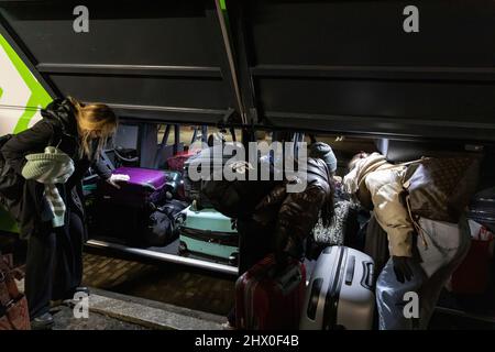 Les réfugiés ukrainiens mettent leurs bagages pour les bus au départ des pays-Bas à la gare de Warszawa Zachodnia. Alors que la crise de guerre se poursuit en Ukraine, des millions d'Ukrainiens ont fui leur pays d'origine vers la Pologne, la plupart d'entre eux étant des femmes et des enfants. La plupart d'entre eux se reposant temporairement dans les gares de Varsovie en attendant de s'installer, selon l'agence de l'ONU, le nombre de migrations de réfugiés a atteint 1,5 millions, ce qui est le plus rapide depuis la Seconde Guerre mondiale. Le gouvernement polonais a annoncé un plan de 8 milliards de zloty ($1,7 milliards) pour aider les réfugiés. (Photo par Alex Chan TSZ y Banque D'Images