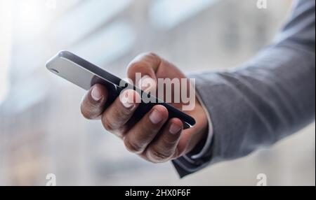 Travailler en déplacement. Photo d'un professionnel utilisant un smartphone. Banque D'Images