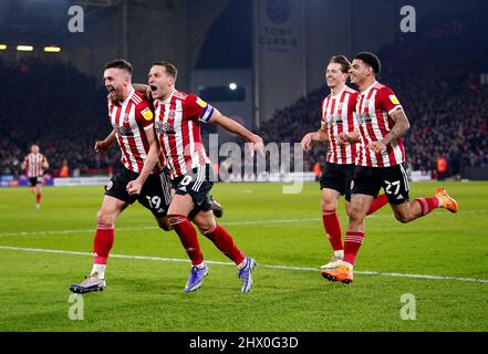 Jack Robinson (à gauche) de Sheffield United célèbre le troisième but du match du championnat Sky Bet à Bramall Lane, Sheffield. Date de la photo: Mardi 8 mars 2022. Banque D'Images