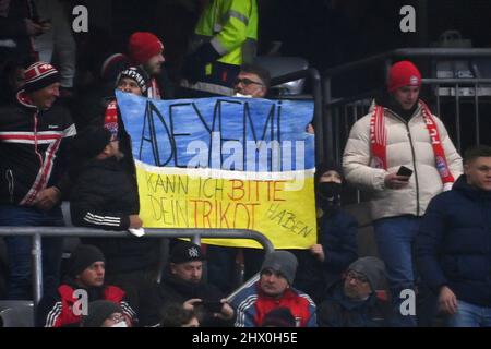 Munich, Allemagne. 08th mars 2022. Un fan de drapeau ukrainien demande le maillot de la Ligue des champions de football ADEYEMI/tour du 16 FC Bayern Munich - RB Salzbourg le 8th mars 2022 ALLIANZARENA. Credit: dpa/Alay Live News Banque D'Images