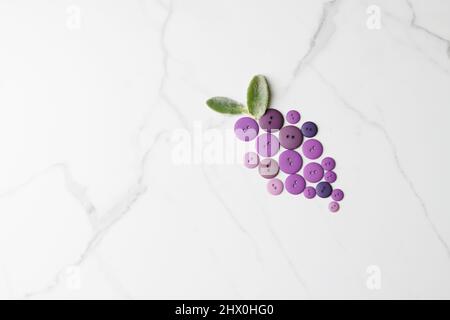 bouquet de raisins avec des feuilles faites de boutons Banque D'Images