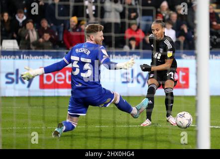 Bobby Decordova-Reid de Fulham (à droite) tente un tir sur le but lors du match du championnat Sky Bet au stade Swansea.com, Swansea. Date de la photo: Mardi 8 mars 2022. Banque D'Images