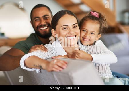 Nous adorons nos journées confortables à la maison. Portrait d'une famille heureuse se reposant ensemble à la maison. Banque D'Images