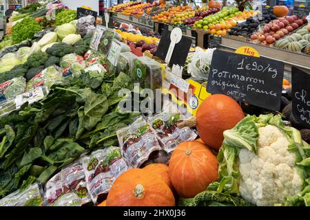 Gennevilliers, France - 01 21 2022: Fruits et légumes Prieur. Une cale de fruits et légumes dans un magasin d'alimentation Banque D'Images