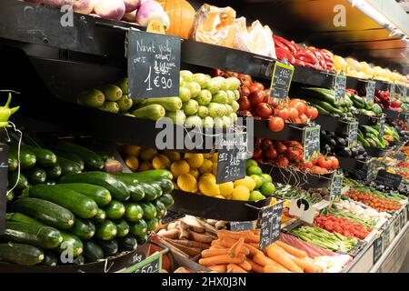 Gennevilliers, France - 01 21 2022: Fruits et légumes Prieur. Une cale de fruits et légumes dans un magasin d'alimentation Banque D'Images