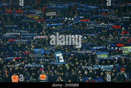 Liverpool, Angleterre, le 8th mars 2022. Les fans de l'Inter Milan lors du match de la Ligue des champions de l'UEFA à Anfield, Liverpool. Le crédit photo doit être lu : Darren Staples / Sportimage Banque D'Images