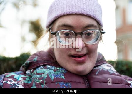 Gros plan d'une femme blanche de 39 ans atteinte du syndrome de Down Banque D'Images