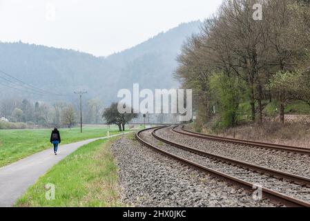 Kordel, Rhénanie-Palatinat - Allemagne - 04 09 2019 chemin de fer à double flexion dans le paysage de nature brumeux le long de la vallée de Kyll creek Banque D'Images