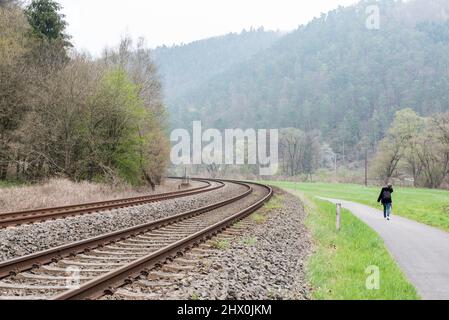 Kordel, Rhénanie-Palatinat - Allemagne - 04 09 2019 chemin de fer à double flexion dans le paysage de nature brumeux le long de la vallée de Kyll creek Banque D'Images