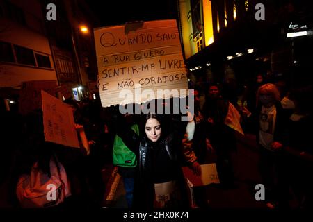 Les gens tiennent des signes alors qu'ils participent à la Marche des femmes, à l'occasion de la Journée internationale de la femme, en 8th mars 2022, à Porto. Banque D'Images