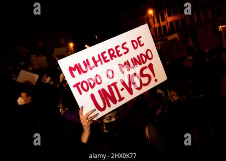 Une femme tient un panneau lors de la Marche des femmes à l'occasion de la Journée internationale de la femme en 8th mars 2022 à Porto. Banque D'Images