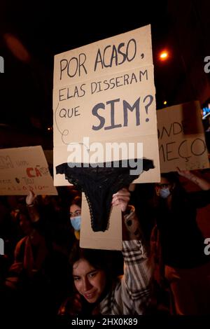 Une femme tient un panneau lors de la Marche des femmes à l'occasion de la Journée internationale de la femme en 8th mars 2022 à Porto. Banque D'Images