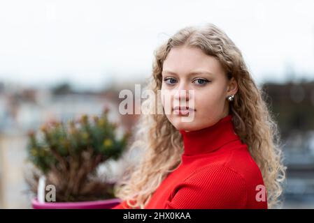 Portrait de beauté extérieur d'une femme blonde blanche de 21 ans avec des cheveux de curling, Bruxelles Banque D'Images