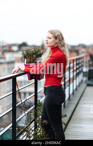 Portrait de beauté extérieur d'une femme blonde blanche de 21 ans avec des cheveux de curling, Bruxelles Banque D'Images