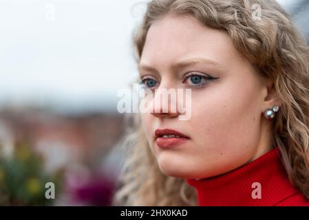 Portrait de beauté extérieur d'une femme blonde blanche de 21 ans avec des cheveux de curling, Bruxelles Banque D'Images