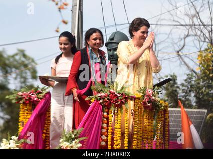 Lucknow, Inde. 01st janvier 2014. LUCKNOW, INDE - MARS 8: Comité du Congrès de l'Inde (AICC) Secrétaire général Priyanka Gandhi Vadra gestes après avoir rendu hommage floral à la statue d'Uda Devi lors d'une marche avec des femmes supporters à l'occasion de la Journée internationale de la femme le 8 mars 2022 à Lucknow, Inde. (Photo de Deepak Gupta/Hindustan Times/Sipa USA) crédit: SIPA USA/Alay Live News Banque D'Images