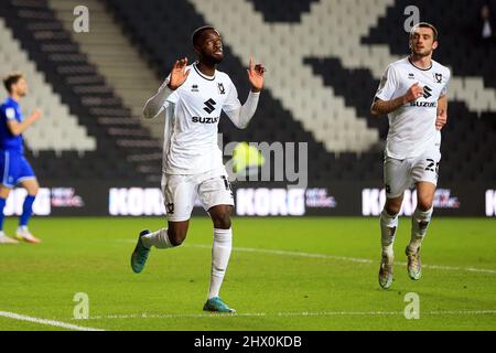 Milton Keynes, Royaume-Uni. 08th mars 2022. Mo EISA de MK Dons célèbre le deuxième but de ses équipes. EFL Skybet football League One Match, MK dons v Cheltenham Town au stade MK à Milton Keynes le mardi 8th mars 2022. Cette image ne peut être utilisée qu'à des fins éditoriales. Utilisation éditoriale uniquement, licence requise pour une utilisation commerciale. Aucune utilisation dans les Paris, les jeux ou les publications d'un seul club/ligue/joueur. photo par Steffan Bowen/Andrew Orchard sports photographie/Alay Live news crédit: Andrew Orchard sports photographie/Alay Live News Banque D'Images