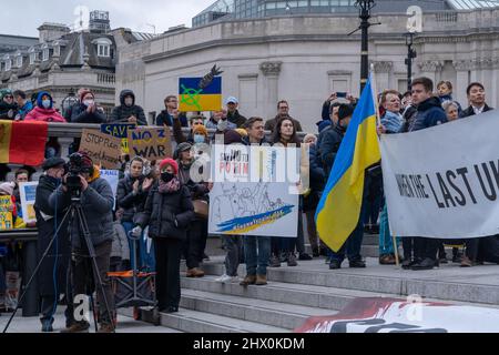 Les manifestants se sont une fois de plus rassemblés sur Trafalgar Square avec des pancartes, des panneaux et des drapeaux ukrainiens pour se rassembler contre l'invasion de l'Ukraine par la Russie Banque D'Images