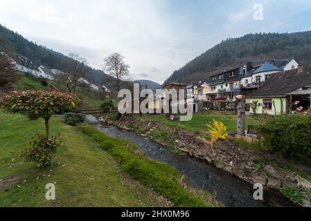 Kordel, Rhénanie-Palatinat - Allemagne - 04 10 2019 vue idyllique sur les cours de fond autour de la vallée du Kyll creek dans le Kylltal Banque D'Images