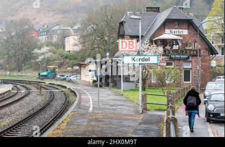 Kordel, Rhénanie-Palatinat - Allemagne - 04 09 2019 Jeune femme blanche avec sac à dos marchant vers la petite gare de Kordel Banque D'Images