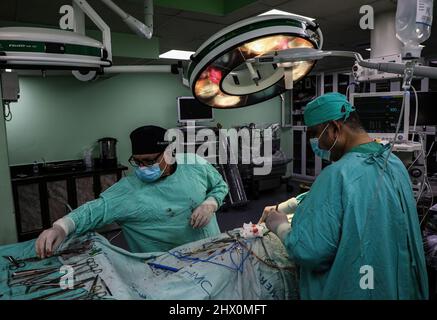 Gaza, Palestine. 6th mars 2022. Les médecins palestiniens de la bande de Gaza effectuent une chirurgie plastique sur un nez patienté. Les cliniques de chirurgie esthétique sont devenues populaires partout dans la bande. (Credit image: © Nidal Alwaheidi/SOPA Images via ZUMA Press Wire) Banque D'Images