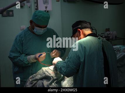 Gaza, Palestine. 6th mars 2022. Les médecins palestiniens de la bande de Gaza effectuent une chirurgie plastique sur un nez patienté. Les cliniques de chirurgie esthétique sont devenues populaires partout dans la bande. (Credit image: © Nidal Alwaheidi/SOPA Images via ZUMA Press Wire) Banque D'Images