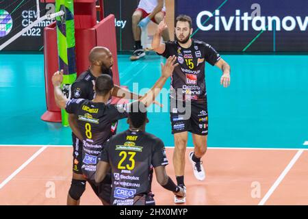 Forum Eurosuole, Italie. 08th mars 2022. Bonheur de Cucine Lube Civitanova pendant les derniers trimestres - Cucine Lube Civitanova vs Jastrzebski Wegiel, Volleyball coupe CEV hommes dans Eurosuole Forum, Italie, Mars 08 2022 crédit: Agence de photo indépendante/Alamy Live News Banque D'Images