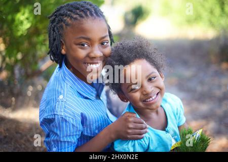 HES un excellent grand frère. Mignons frères et sœurs afro-américains qui passent du temps ensemble dans la nature. Banque D'Images