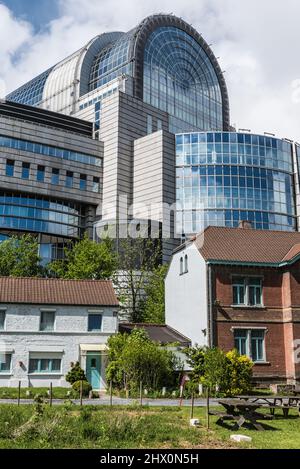 Centre ville de Bruxelles - Belgique - 04 27 2019 - Cityscape avec le Parlement européen, le parc Léopold et la maison Jean-Jules Linden à l'avant-gro Banque D'Images