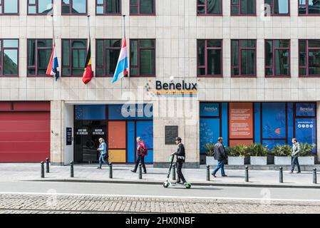 Bruxelles Vieille ville, Bruxelles région de la capitale - Belgique - 05 01 2019 - personnes marchant et conduisant une étape électronique devant le secrétaire benelux ge Banque D'Images