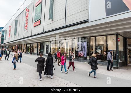 Vieille ville de Bruxelles - Belgique - 05 17 2019 - les personnes marchant le long de l'électronique de Mediamarkt se préoccupent dans la rue Neuve, la principale rue commerçante Banque D'Images