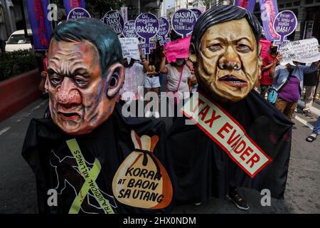 Manille, Philippines. 8th mars 2022. Les militants des droits de l'homme apparaissent comme aspirants à la présidence et ancien sénateur Ferdinand 'Bongbong' Marcos Jr., à droite, et le président philippin Rodrigo Duterte lors d'une manifestation pour marquer la Journée internationale des femmes à Manille, aux Philippines. Divers groupes ont protesté contre la série de hausses des prix du pétrole et le coût des produits de base dans le pays. (Image de crédit : © Basilio Sepe/ZUMA Press Wire) Banque D'Images