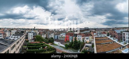 Jette, région de Bruxelles-capitale - Belgique - 11 2 2019 - vue sur un immeuble moderne avec la basilique du Sacré-cœur en arrière-plan Banque D'Images