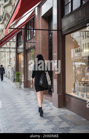 Bruxelles Vieille ville - Belgique - 06 07 2019 - belle femme élégante en robe noire marchant dans la rue commerçante haut de gamme Dansaert Banque D'Images