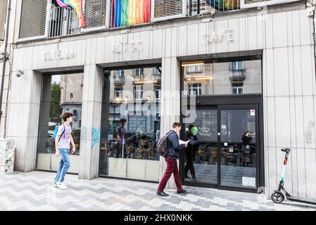 Bruxelles Vieille ville - Belgique - 06 07 2019- jeunes étudiants en arts entrant dans le cinéma RITCS Cafe Banque D'Images