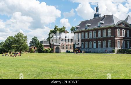 Kessel-Lo, Louvain Flandre, Belgique - 06 16 2019 pelouse verte et arbres de l'abbaye d'Abdij van Park Banque D'Images