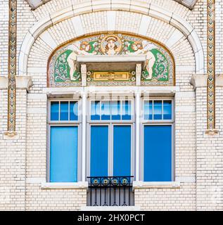 Schaerbeek, Bruxelles , Belgique - 06 29 2019 - détail d'une façade art nouveau décorée de sgrafiti Banque D'Images