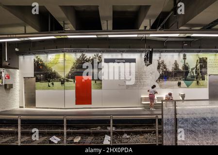 Schaerbeek, Bruxelles - Belgique, 06 29 2019 - Station de métro du tramway n° 19 à Simonis en direction de Groot - Bijgaarden Banque D'Images