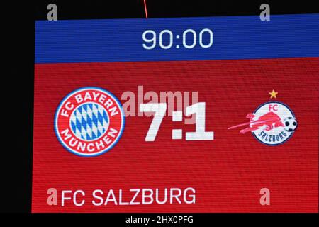 Munich, Allemagne. 08th mars 2022. Mur vidéo avec le résultat final. Ligue des champions de football / Round de 16 FC Bayern Munich - RB Salzburg 7-1, le 8th mars 2022 ALLIANZARENA . Credit: dpa/Alay Live News Banque D'Images